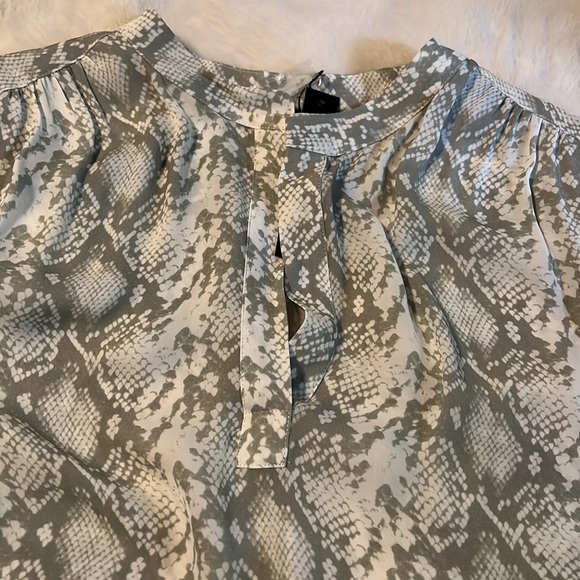 Beautiful 100% Silk blouse. Ivory and sage snake print - Picture 2 of 7